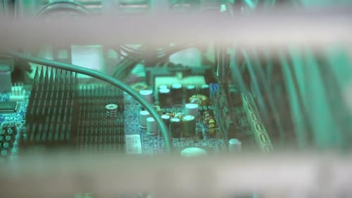 Hauptplatine eines Workstation-Computers mit Prozessoren und Speicher