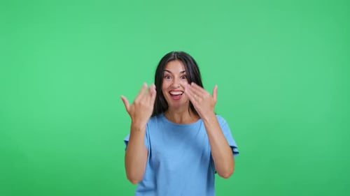 Mujer juguetona haciendo señas y gesticulando para que se acerque