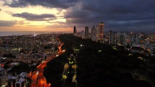 Arranha-céus e edifícios ao longo da Avenida Anacaona ao pôr do sol, cidade de Santo Domingo na República Dominicana