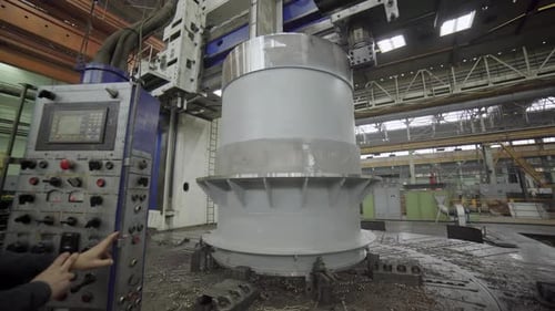 Industriemaschinen und -anlagen in einer modernen Produktionsstätte und Werkstatt — Stockclip