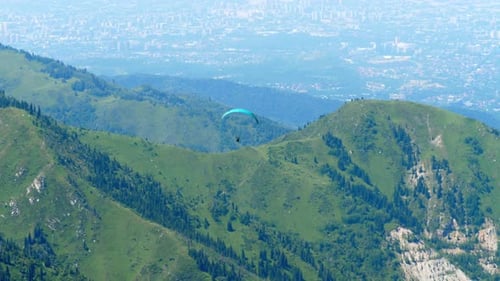 Gleitschirmfliegen in den Bergen