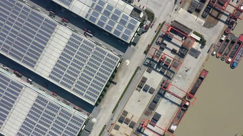 Containerfrachtterminal mit Solarkraftwerk