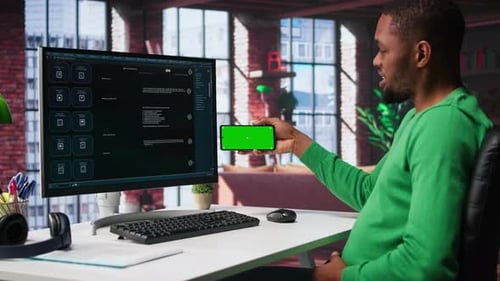 Hombre que usa un chatbot de inteligencia artificial para generar respuestas en tiempo real junto a la pantalla de una maqueta