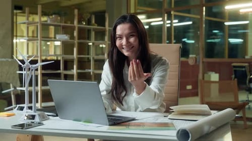 Mulher asiática feliz, empresária, empregadora de negócios, gerente de RH, empreendedora sorridente no escritório