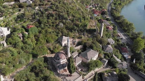 Luftbild: Drohne, die über die Festung Počitelj in Bosnien und Herzegowina fliegt. Kreisförmiger Schuss