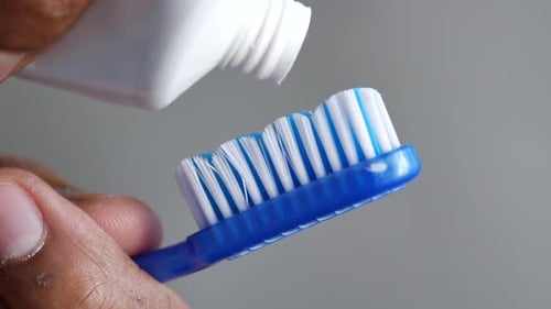 Handzahnbürste mit Paste