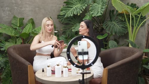 Vídeo tutorial de belleza y cosmética para una mujer joven haciendo contenido. Relajarse
