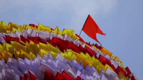 drapeaux pleins de couleurs dans le vent