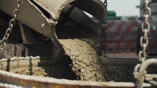 Vertido de concreto desde un camión mezclador de concreto