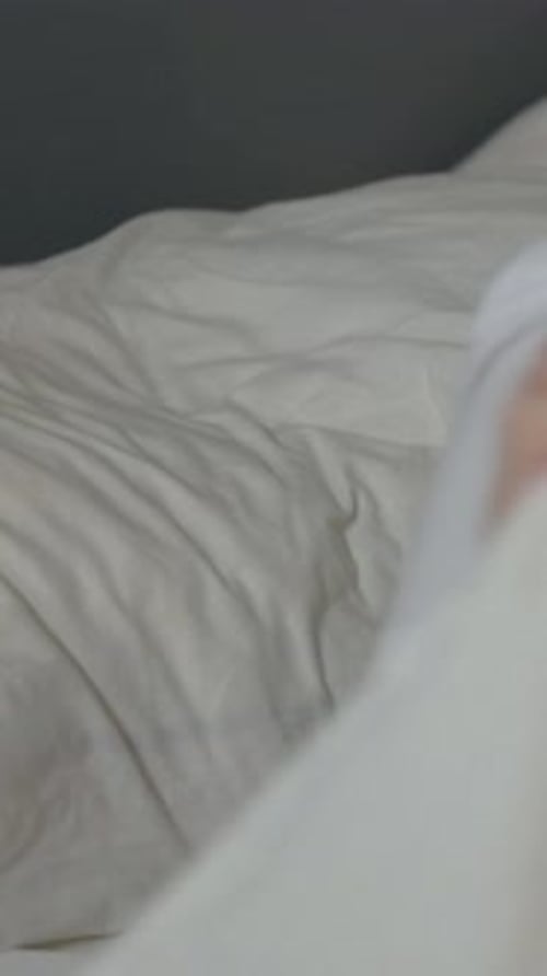 Joven feliz yendo a la cama y durmiendo, Vídeo vertical