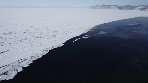 La glace se détache dans la bordure du lac, de la glace et de l'eau