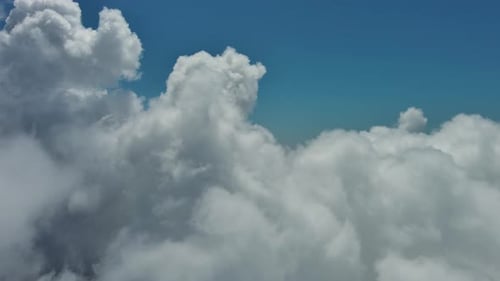 Durch weiße, flauschige Wolken fliegen