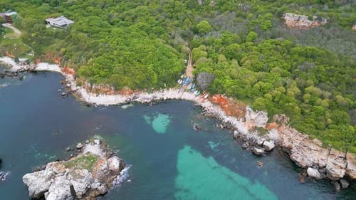 Vista aérea del área natural de Yaylata cerca del pueblo de Rusalka en la costa rocosa del Mar Negro de Bulgaria