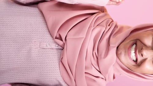 Vertikaler Gewinner Ja Victory Joy Woman Daumen hoch