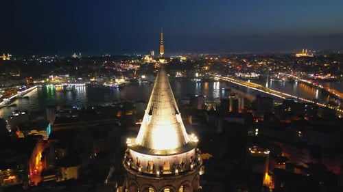 Der beleuchtete Galataturm im Herzen der pulsierenden Skyline von Istanbul