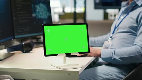Techniker, der Anwendungen mithilfe des Chroma-Key-Tablets entwickelt und KI integriert