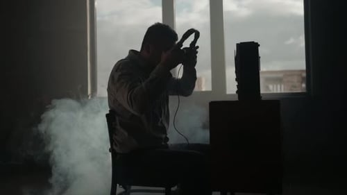Der Spezialagent hört auf dem Kassettenrekorder zu