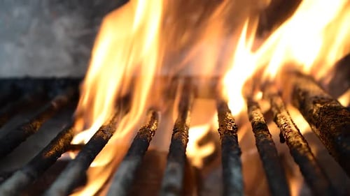 Nahaufnahme eines Grills mit Feuer von unten