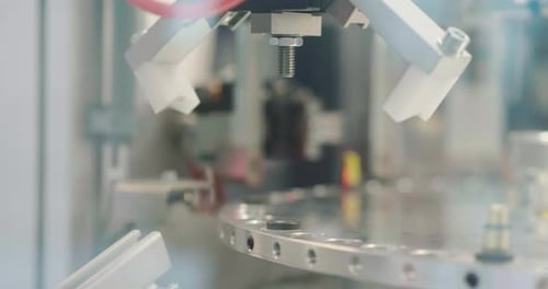 Gros plan sur l'automatisation industrielle et l'ingénierie robotique, dans lesquels le robot ou le bras mécanique est