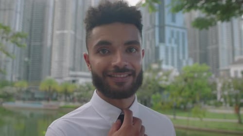 Portrait d'un homme d'affaires joyeux en tenue formelle en plein air