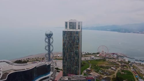 Edificios modernos del centro de Batumi cerca de la costa del Mar Negro