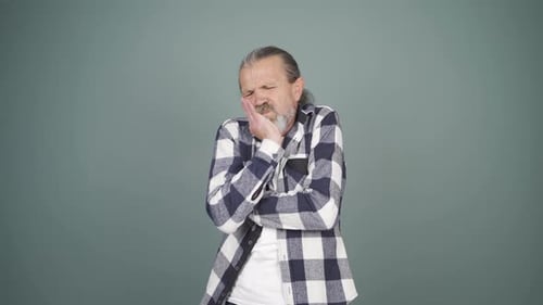 Un homme qui a mal aux dents.