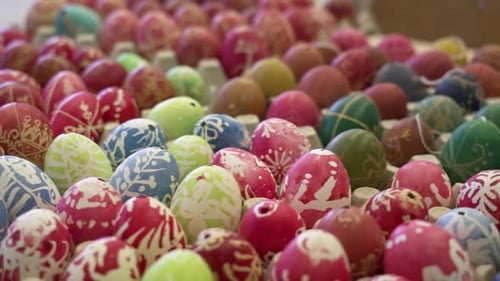 Zart pastellgefärbte traditionelle Ostereier in verschiedenen Farben mit floralen Wachsmustern