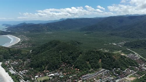 Panorama del pueblo frente al mar de la playa de Cambury (Praia de Camburi) en São Sebastião, São Paulo, Brasil.