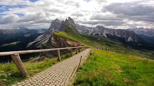 Les sommets de Seceda dominent les Dolomites italiennes en été
