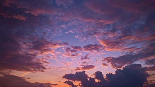 Magnifique coucher de soleil au-dessus des nuages avec une lumière spectaculaire Coucher de soleil avec soleil et nuages sur bleu et orange