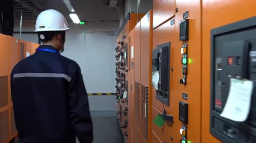 Ein junger Techniker überprüft das Innennetzwerk und gewährleistet die Zuverlässigkeit der Industrieanlage durch Elektrik