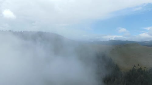 Montanha aérea se movendo na nuvem Epic 4K