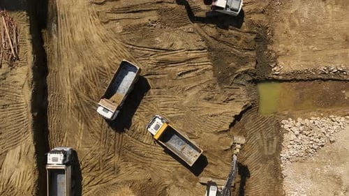 Fundamentvorbereitungsflug von Baggern und Lastwagen auf der Baustelle