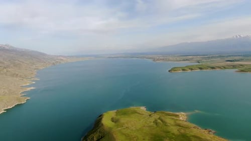 Luftaufnahme eines Stausees mit Süßwasser mit den Bergen im Hintergrund