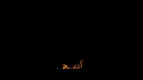 Coleção Burn: Uma pequena janela frontal ladeada por fogo sobre fundo preto em 4k a 120 fps