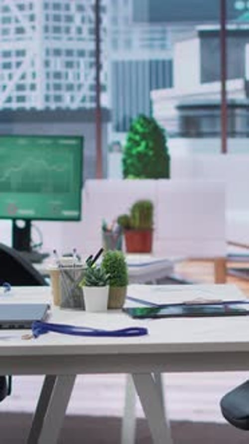Vidéo verticale : espace de travail de bureau moderne vide, conçu pour que les entretiens d'embauche soient couronnés de succès