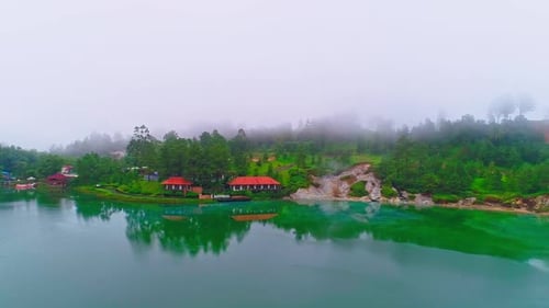 vista brumosa del lago Linao