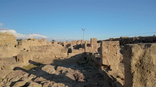 Ruines et sentiers en pierre patinée sur le site archéologique de Kato Paphos, laissant entrevoir le tracé d'un