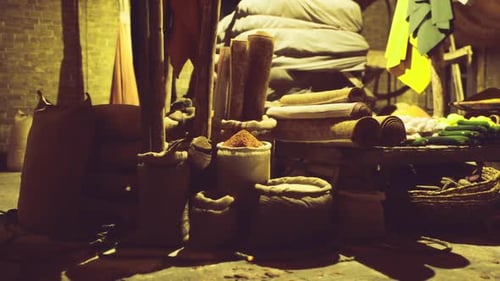 Scène animée du marché aux épices présentant des textures variées et des teintes accueillantes