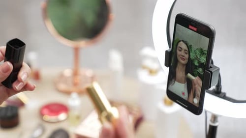 Vídeo tutorial de belleza y cosmética para una mujer joven haciendo contenido. Relajarse