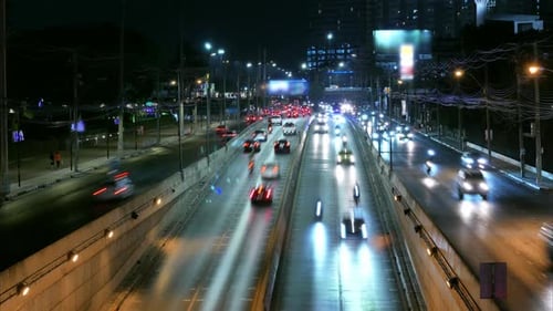 Zeitrafferansicht des geschäftigen Nachtverkehrs in Bangkok, Thailand. Staus in der Hauptverkehrszeit der Schnellstraße. Nig