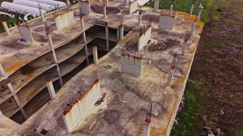 Sitio de construcción abandonado visto desde arriba que muestra la decadencia y la naturaleza
