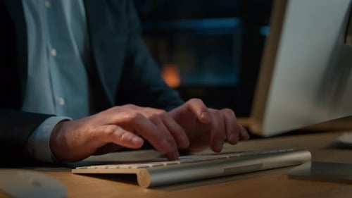 De perto, homem caucasiano desconhecido digitando no teclado sem fio trabalhando on-line com o computador Cyber