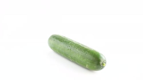 concombre frais vert entier sur fond blanc, photo latérale rotative