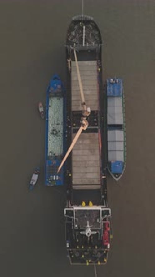 Frachtschiff wird im Hafen beladen