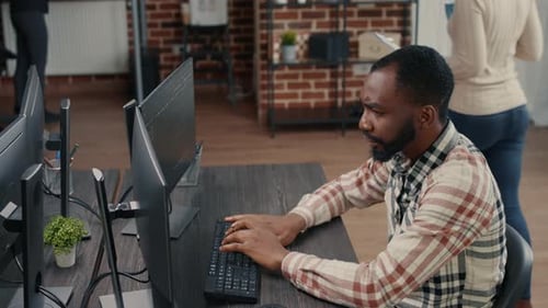 Datenbankentwickler schreibt Code am Computerarbeitsplatz