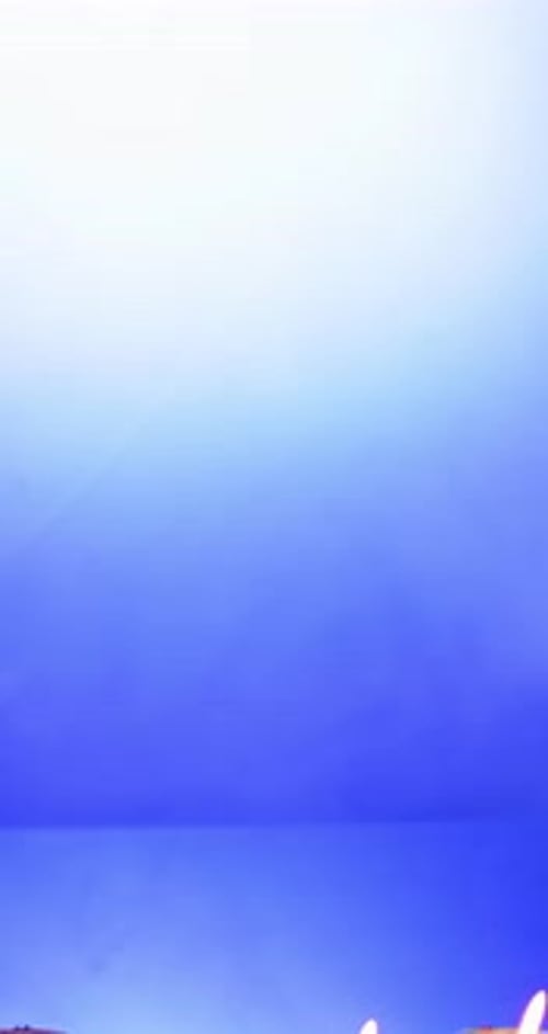Vidéo verticale de bougies allumées en rang célébrant Diwali sur fond bleu, avec espace de copie