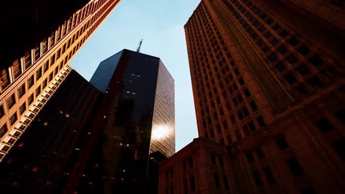 Rascacielos que se elevan sobre una bulliciosa calle de la ciudad al anochecer con los reflejos del sol