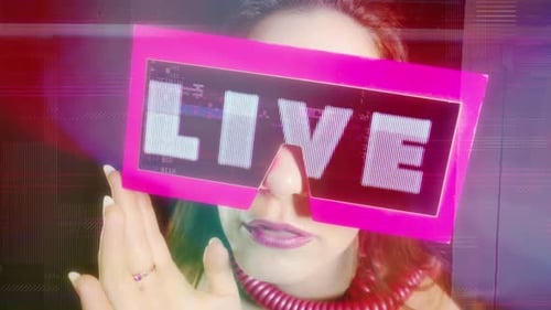 Frau mit Videobrille mit Live-Streaming