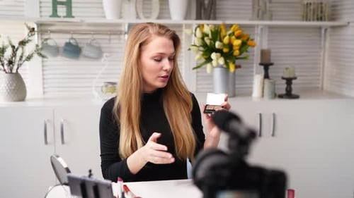 Mujer bloguera de belleza filmando un tutorial diario de rutina de maquillaje cerca de la cámara, una chica influencer